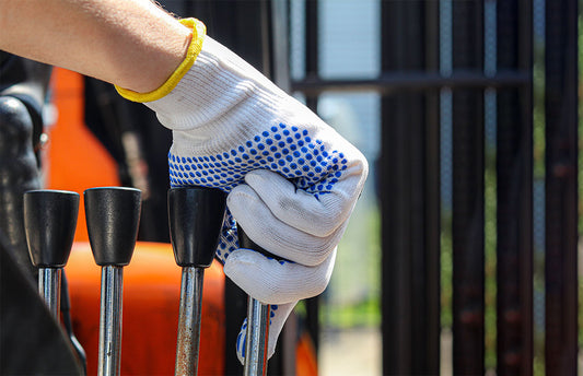 How to Evaluate Durability and Grip in Industrial Gloves for Enhanced Performance