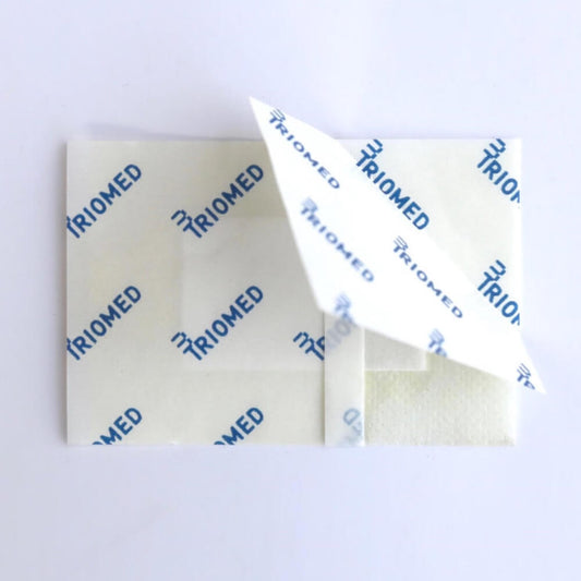 ANTIMICROBIAL SELF-ADHESIVE ABSORBENT DRESSING
